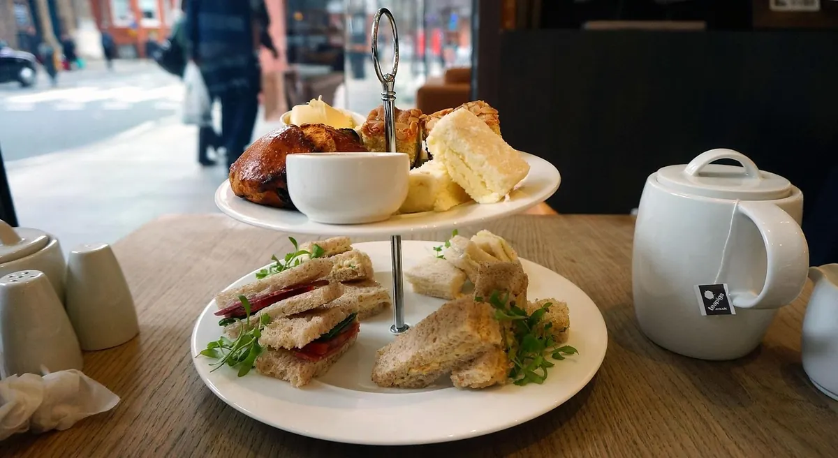 How to Serve Scones: Temperature, Splitting, and Topping Etiquette